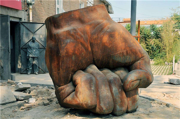 廣場(chǎng)鐵拳雕塑