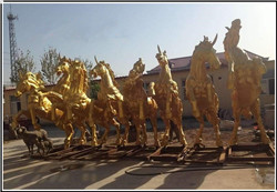 貼金阿波羅站車雕塑