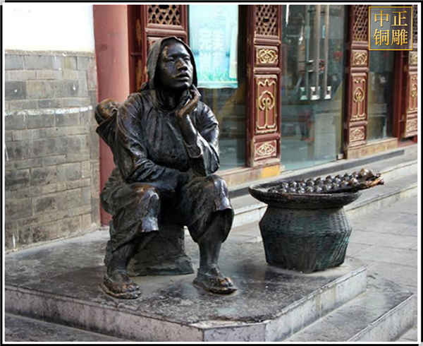 背小孩休息人物銅雕塑