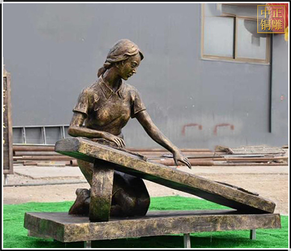校園彈古箏人物銅雕塑.jpg 校園彈古箏人物銅雕塑.jpg