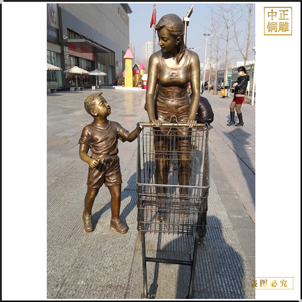 11室外商場門前推購物車銅雕塑.jpg 11室外商場門前推購物車銅雕塑.jpg
