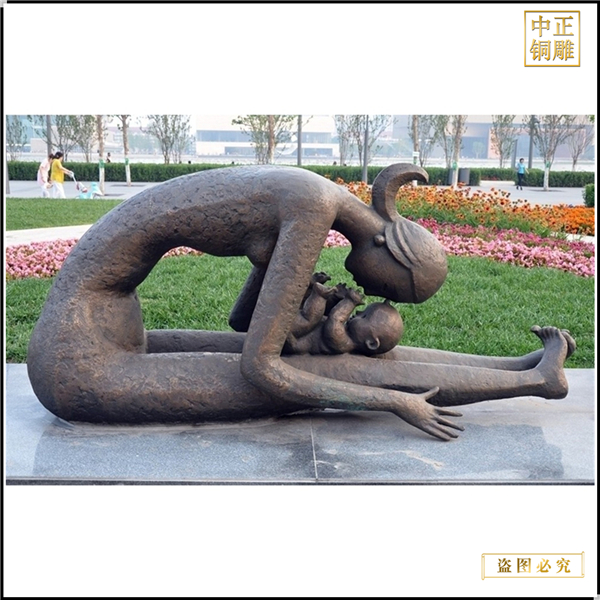 11母親逗孩子銅雕塑.jpg 11母親逗孩子銅雕塑.jpg