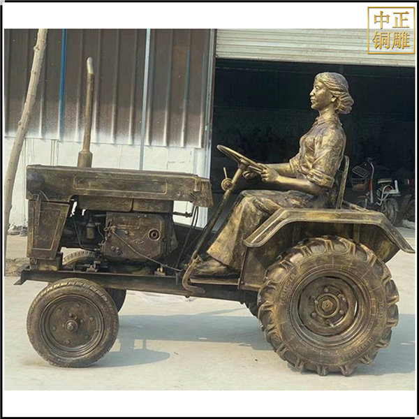 女子開拖拉機人物雕塑