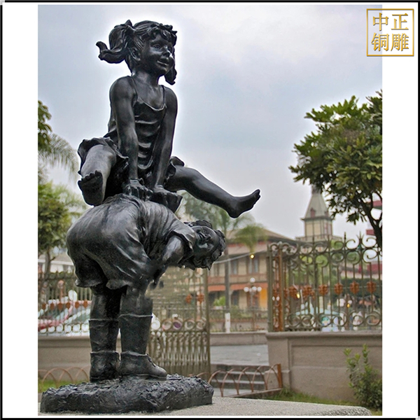 兩個小孩玩耍銅雕塑