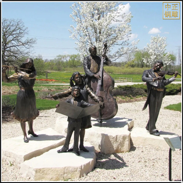 廣場(chǎng)演奏人物銅雕塑.jpg