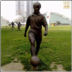操場男子踢球人物銅雕塑